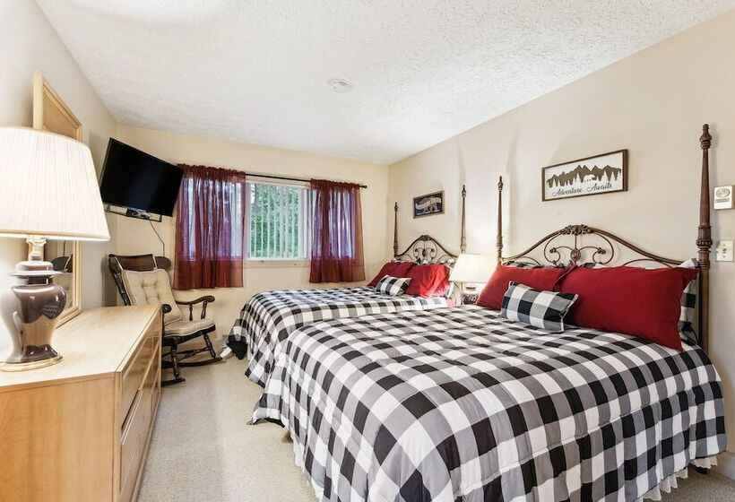 Lake Harmony Home W/ Screened Porch & Hot Tub!