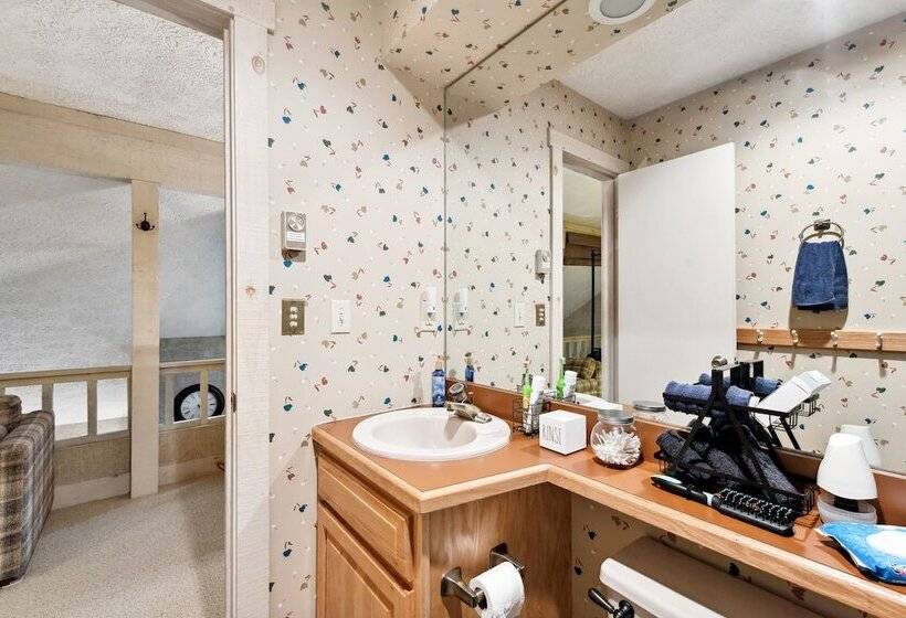 Lake Harmony Home W/ Screened Porch & Hot Tub!