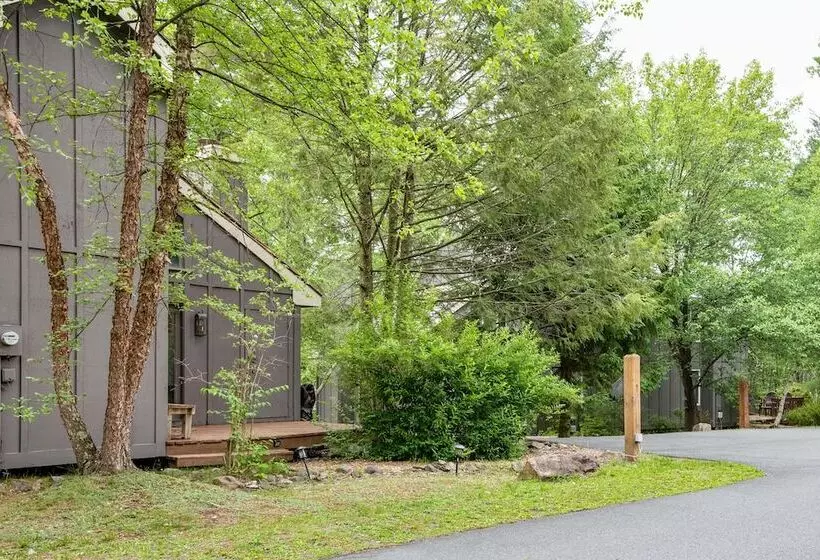 Lake Harmony Home W/ Screened Porch & Hot Tub!