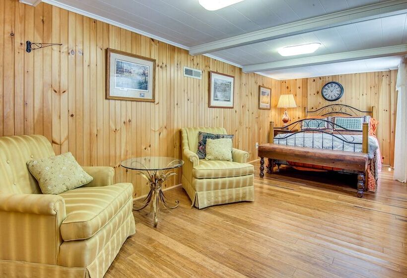 Hot Tub & Boat Dock: Lovely Lake Lure Retreat