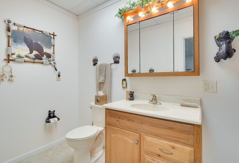 Hendersonville Retreat W/ Mtn Views & Deck!