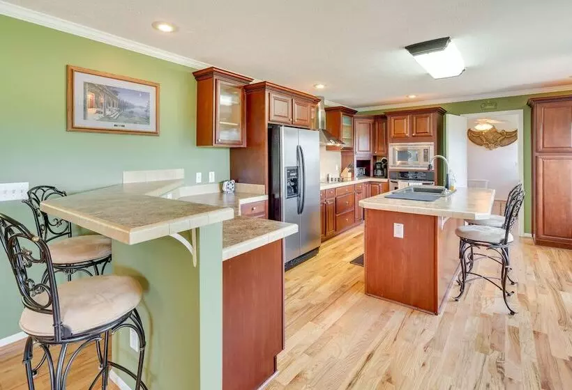 Hendersonville Retreat W/ Mtn Views & Deck!