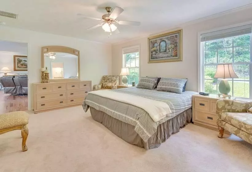 Hendersonville Retreat W/ Mtn Views & Deck!