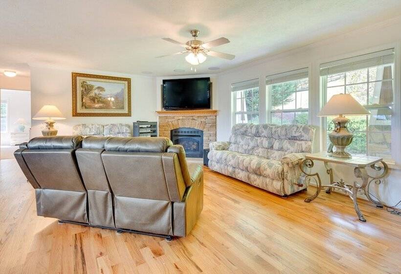 Hendersonville Retreat W/ Mtn Views & Deck!