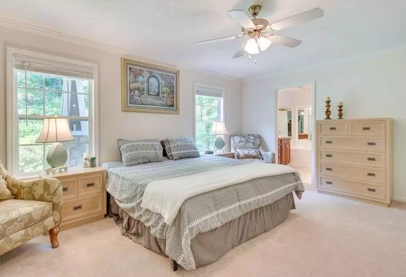 Hendersonville Retreat W/ Mtn Views & Deck!