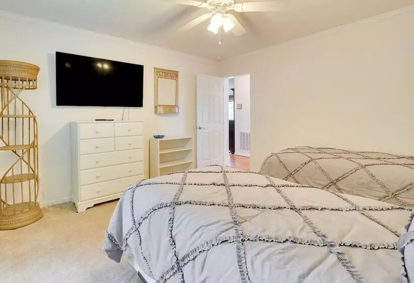 Hendersonville Retreat W/ Mtn Views & Deck!