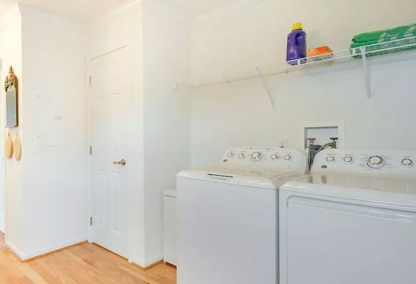 Hendersonville Retreat W/ Mtn Views & Deck!