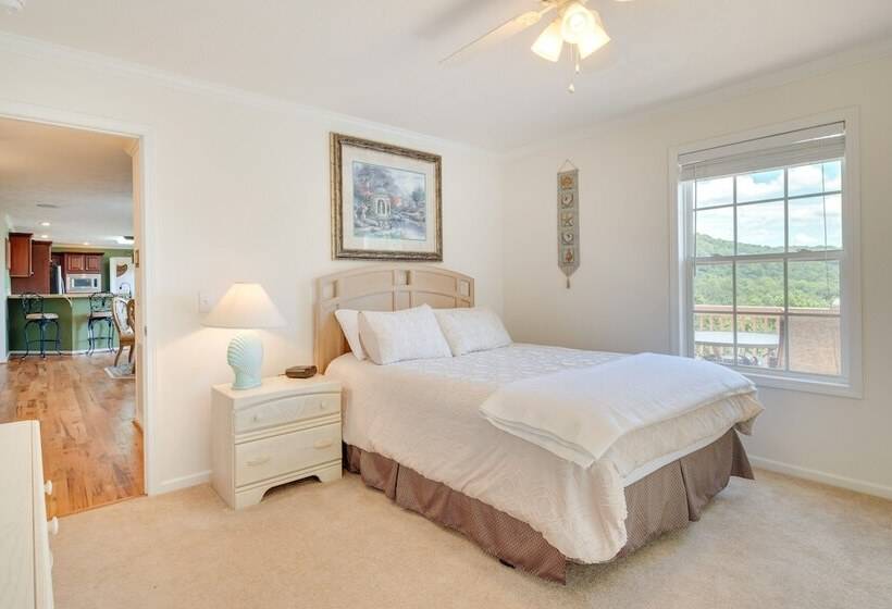 Hendersonville Retreat W/ Mtn Views & Deck!