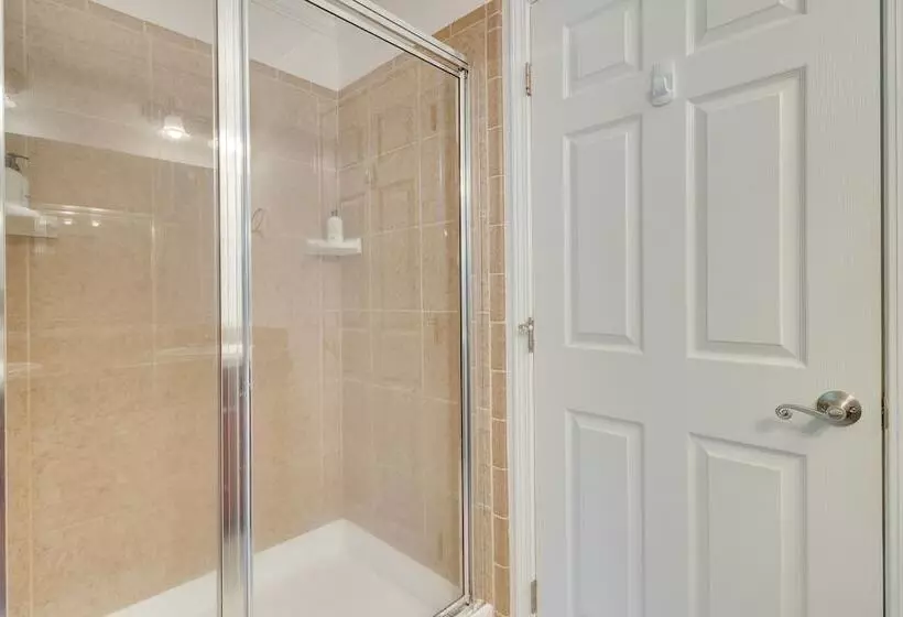 Hendersonville Retreat W/ Mtn Views & Deck!