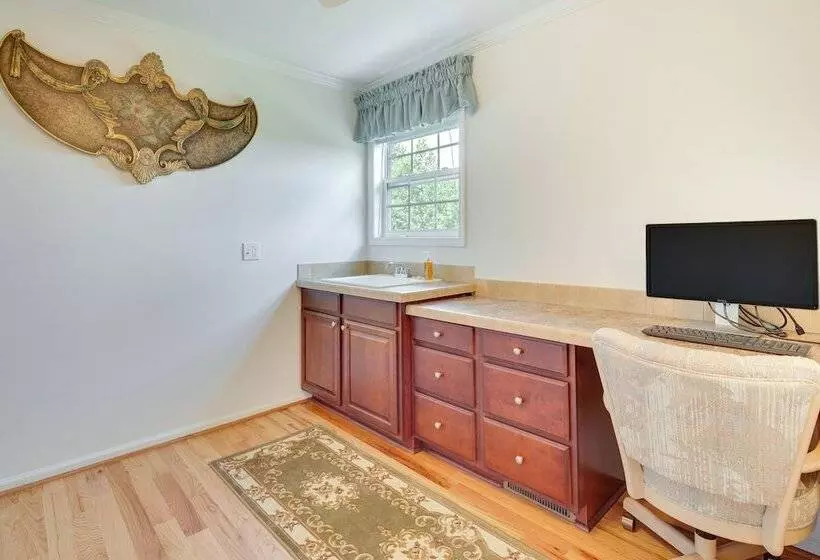 Hendersonville Retreat W/ Mtn Views & Deck!