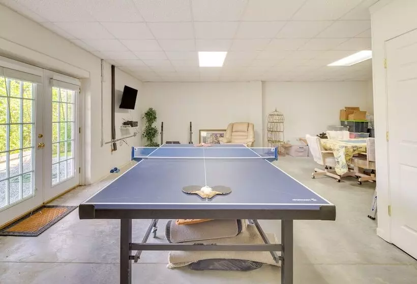 Hendersonville Retreat W/ Mtn Views & Deck!