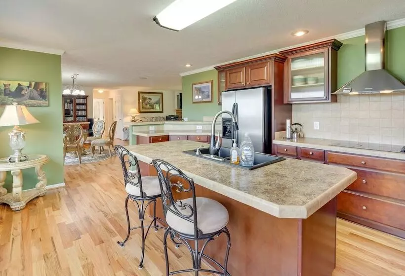 Hendersonville Retreat W/ Mtn Views & Deck!