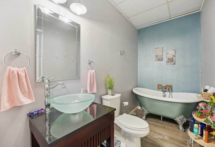 Old Church Retreat W/ Fire Pit & Air Hockey!