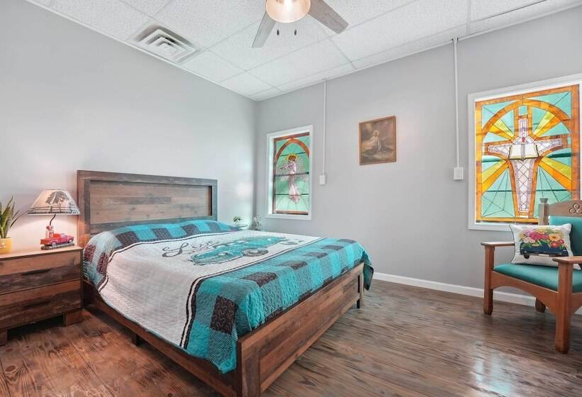 Old Church Retreat W/ Fire Pit & Air Hockey!