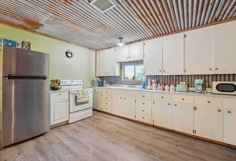 Old Church Retreat W/ Fire Pit & Air Hockey!