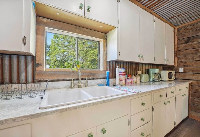 Old Church Retreat W/ Fire Pit & Air Hockey!