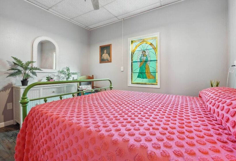 Old Church Retreat W/ Fire Pit & Air Hockey!