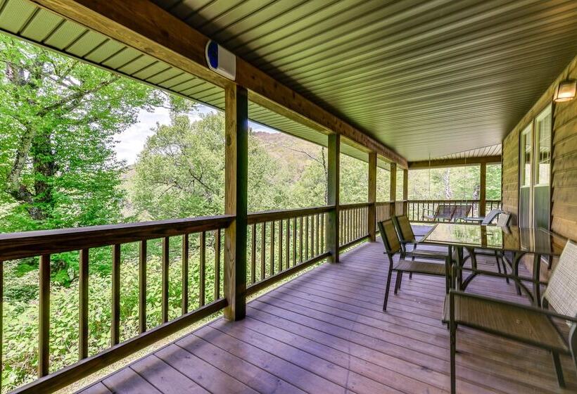 Peaceful Maggie Valley Cabin W/ Mountain Views!