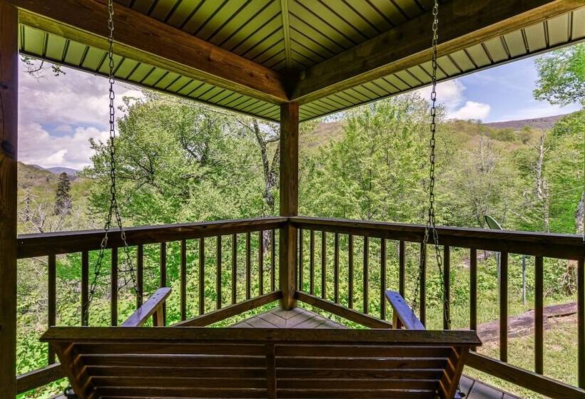 Peaceful Maggie Valley Cabin W/ Mountain Views!