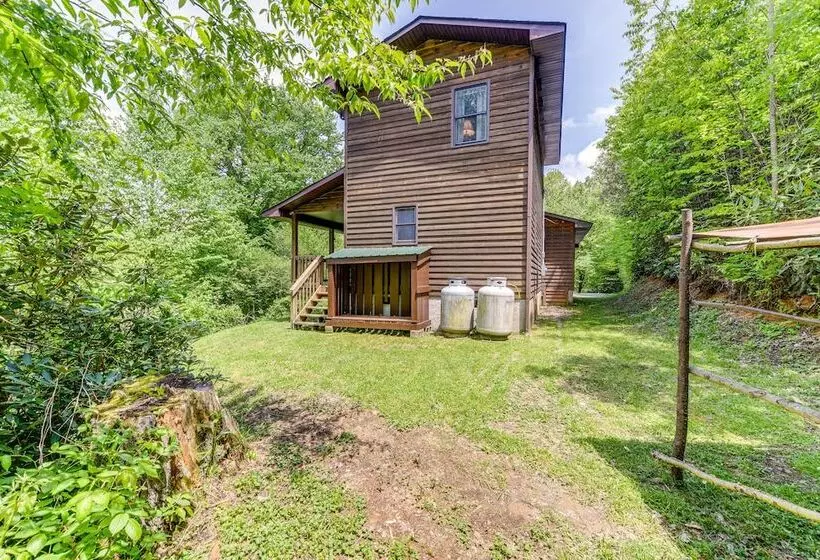 Peaceful Maggie Valley Cabin W/ Mountain Views!