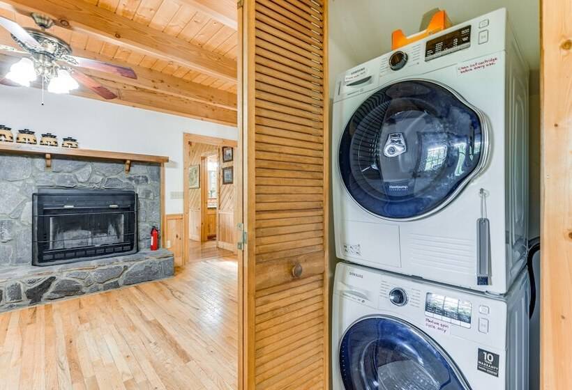 Peaceful Maggie Valley Cabin W/ Mountain Views!