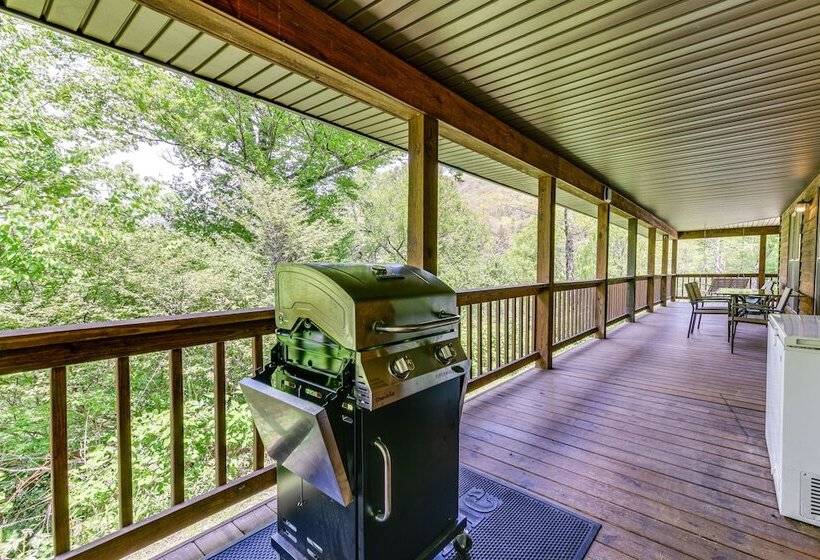 Peaceful Maggie Valley Cabin W/ Mountain Views!