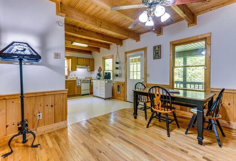 Peaceful Maggie Valley Cabin W/ Mountain Views!