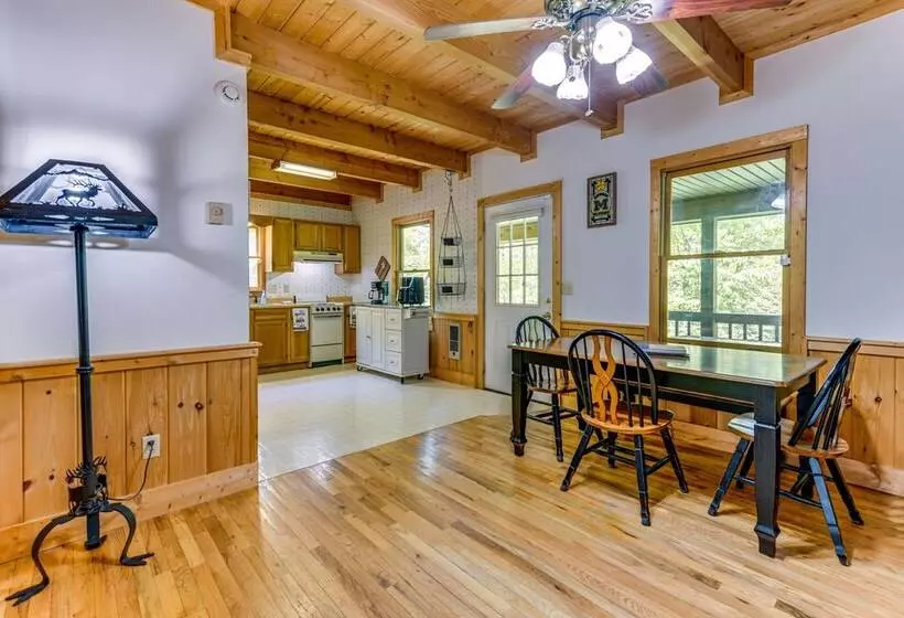 Peaceful Maggie Valley Cabin W/ Mountain Views!
