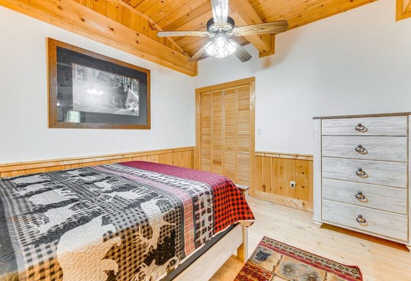 Peaceful Maggie Valley Cabin W/ Mountain Views!