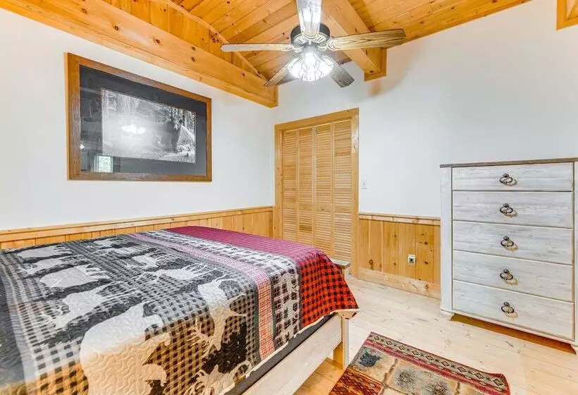 Peaceful Maggie Valley Cabin W/ Mountain Views!