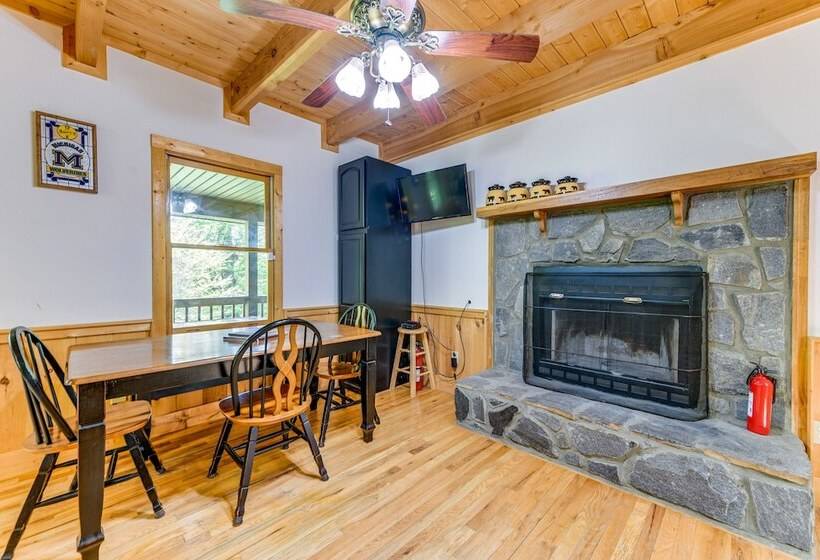 Peaceful Maggie Valley Cabin W/ Mountain Views!