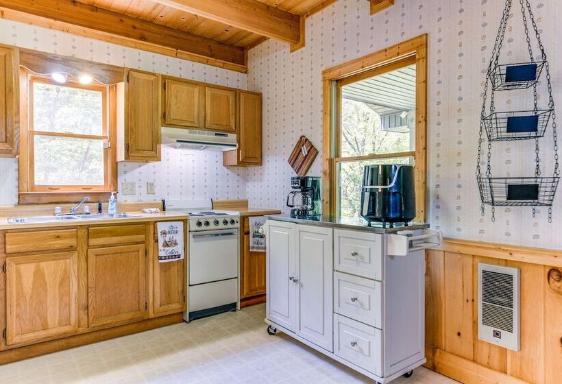 Peaceful Maggie Valley Cabin W/ Mountain Views!