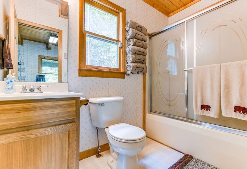 Peaceful Maggie Valley Cabin W/ Mountain Views!