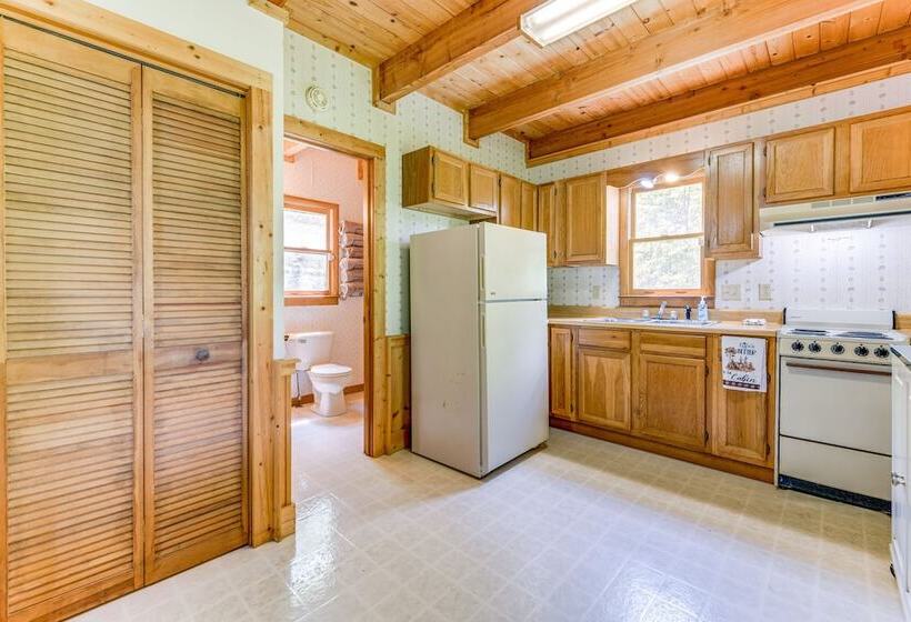 Peaceful Maggie Valley Cabin W/ Mountain Views!