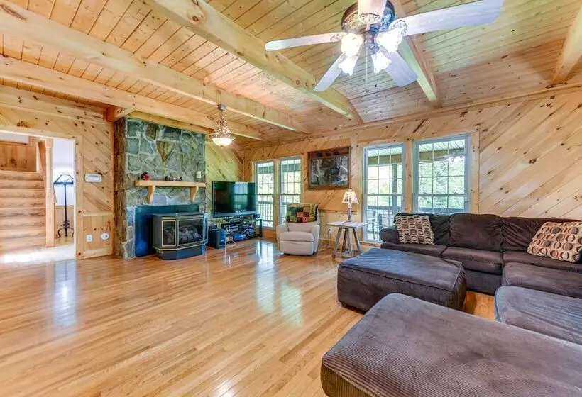 Peaceful Maggie Valley Cabin W/ Mountain Views!