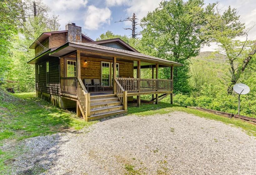Peaceful Maggie Valley Cabin W/ Mountain Views!
