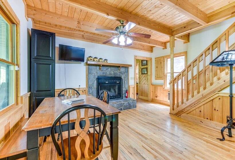 Peaceful Maggie Valley Cabin W/ Mountain Views!