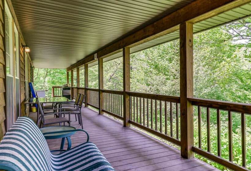 Peaceful Maggie Valley Cabin W/ Mountain Views!