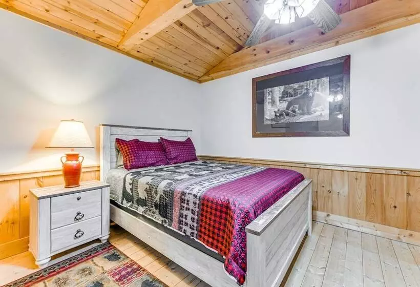 Peaceful Maggie Valley Cabin W/ Mountain Views!