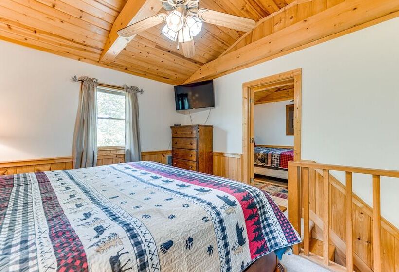 Peaceful Maggie Valley Cabin W/ Mountain Views!