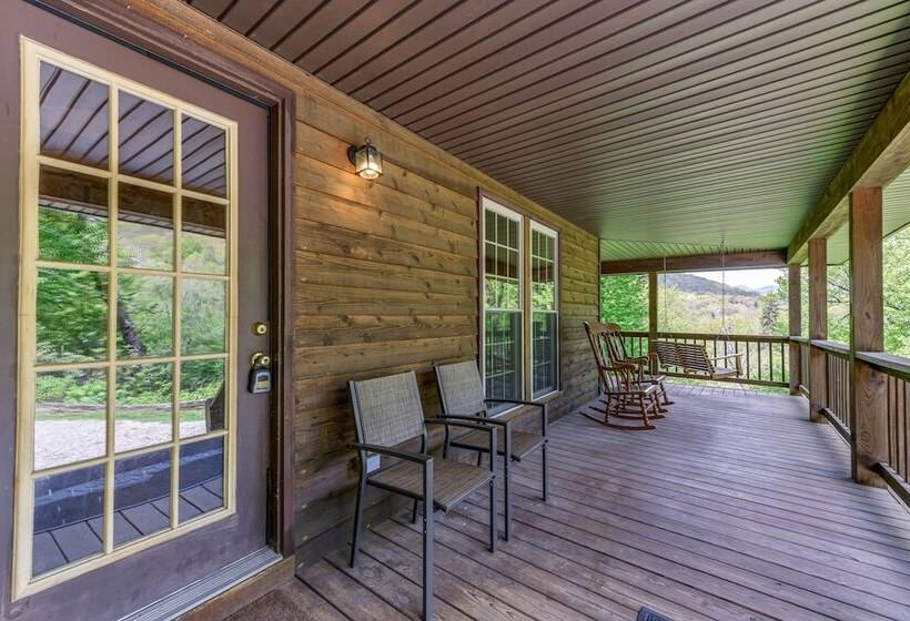 Peaceful Maggie Valley Cabin W/ Mountain Views!