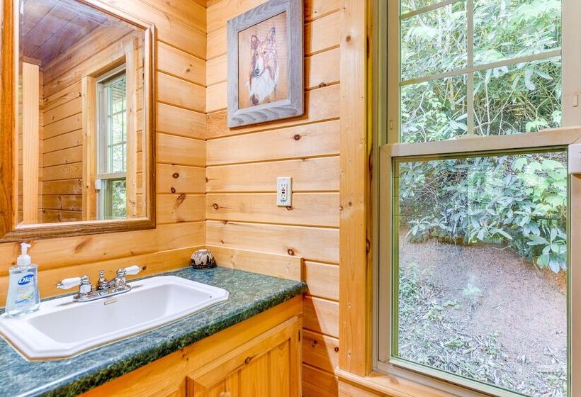 Peaceful Maggie Valley Cabin W/ Mountain Views!