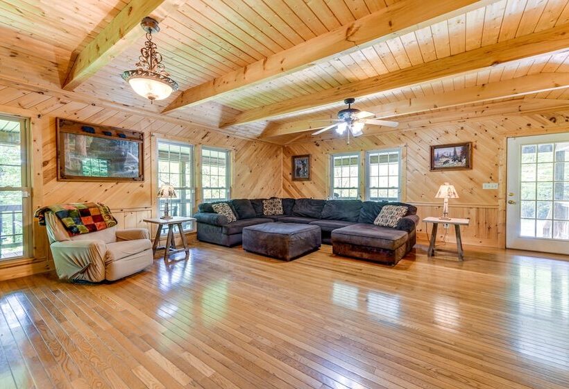 Peaceful Maggie Valley Cabin W/ Mountain Views!