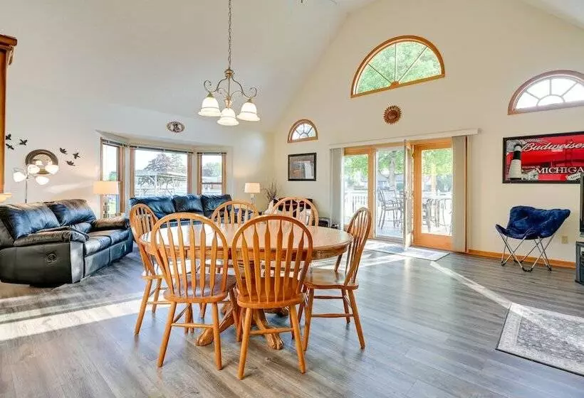 Riverfront Au Gres Cottage W/ Fire Pit & Grill!