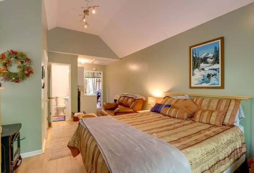 Secluded Mountain Cabin W/ Decks + Gazebo!