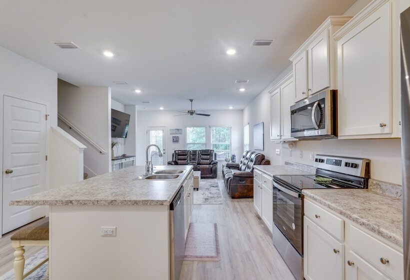 Spacious Freeport Home W/ Deck & 2 Living Areas!