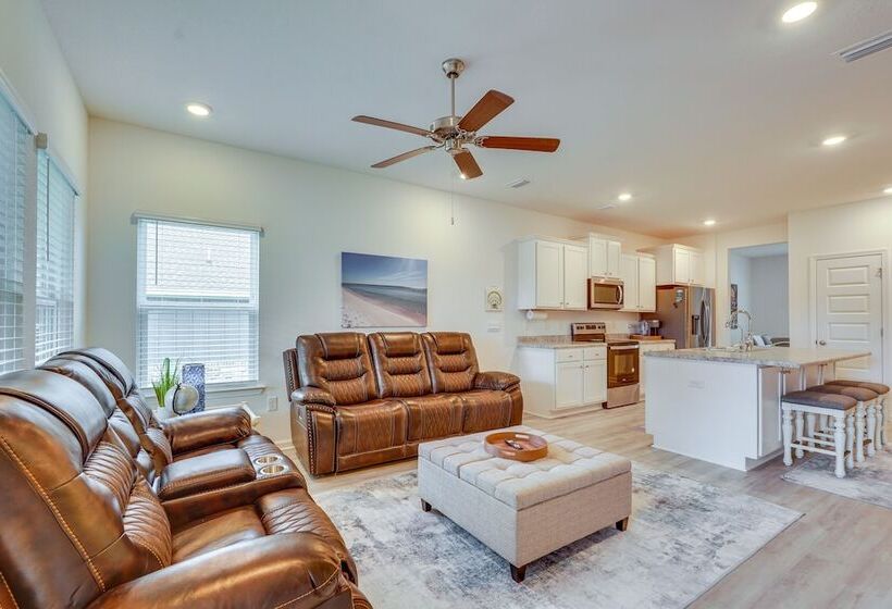 Spacious Freeport Home W/ Deck & 2 Living Areas!