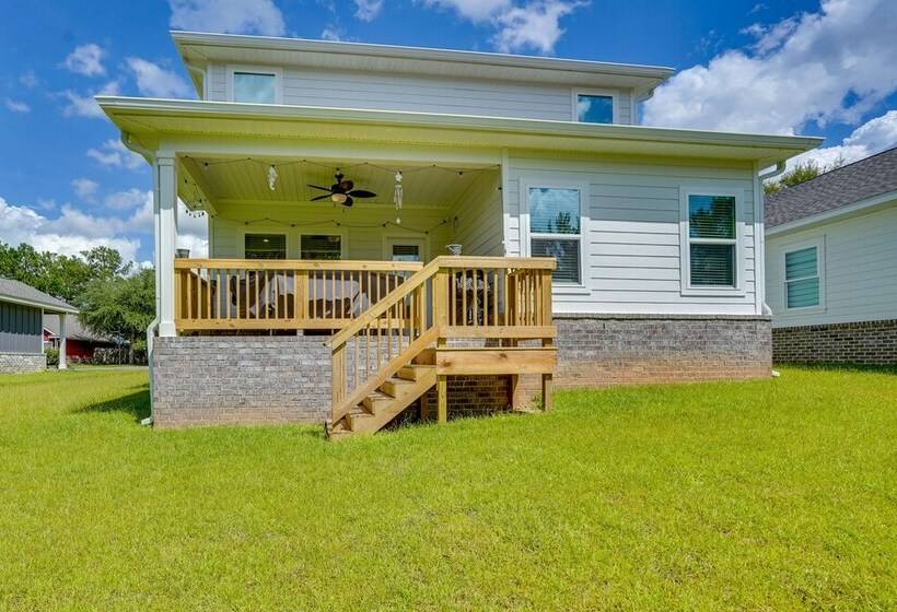 Spacious Freeport Home W/ Deck & 2 Living Areas!