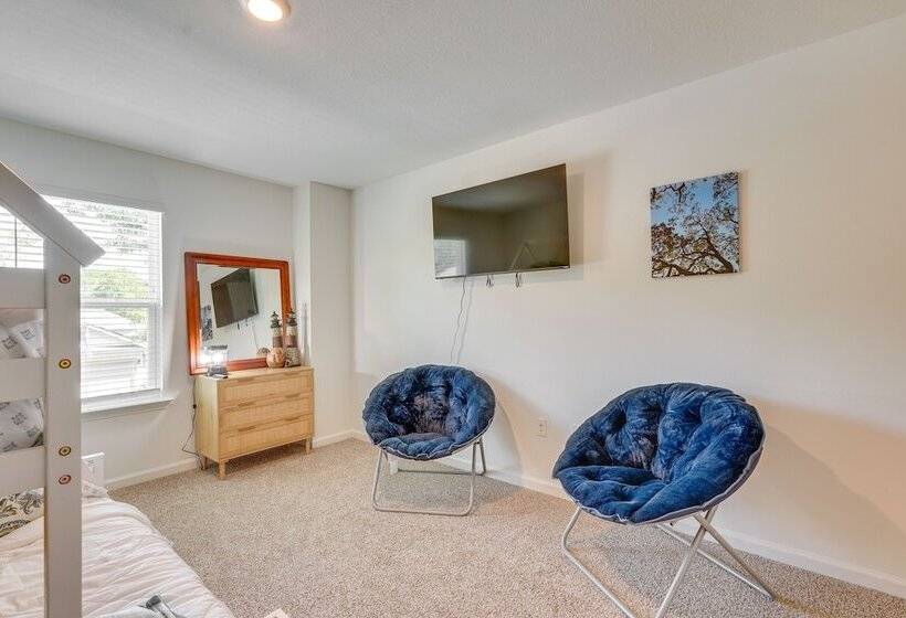 Spacious Freeport Home W/ Deck & 2 Living Areas!