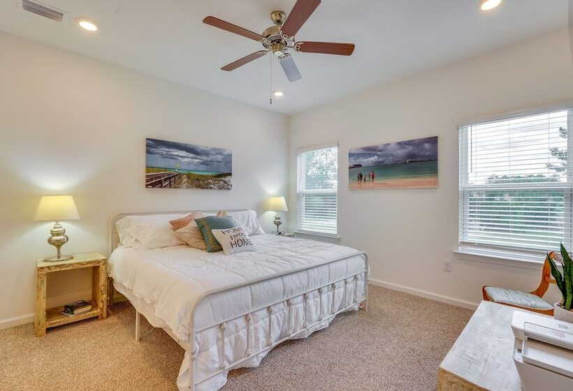 Spacious Freeport Home W/ Deck & 2 Living Areas!